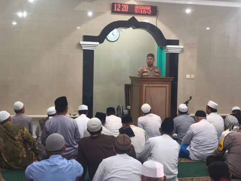 Jumat Keliling Kapolsek Bekasi Barat Sampaikan Pesan Kamtibmas di Masjid Darusallam Kranji