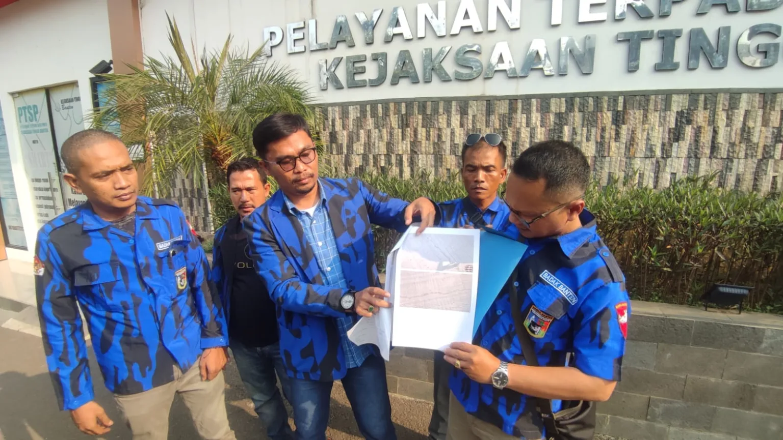 Diduga Bermasalah, Badak Banten Resmi Laporkan Program Jalan ‘Bang Andra’ ke Kejati
