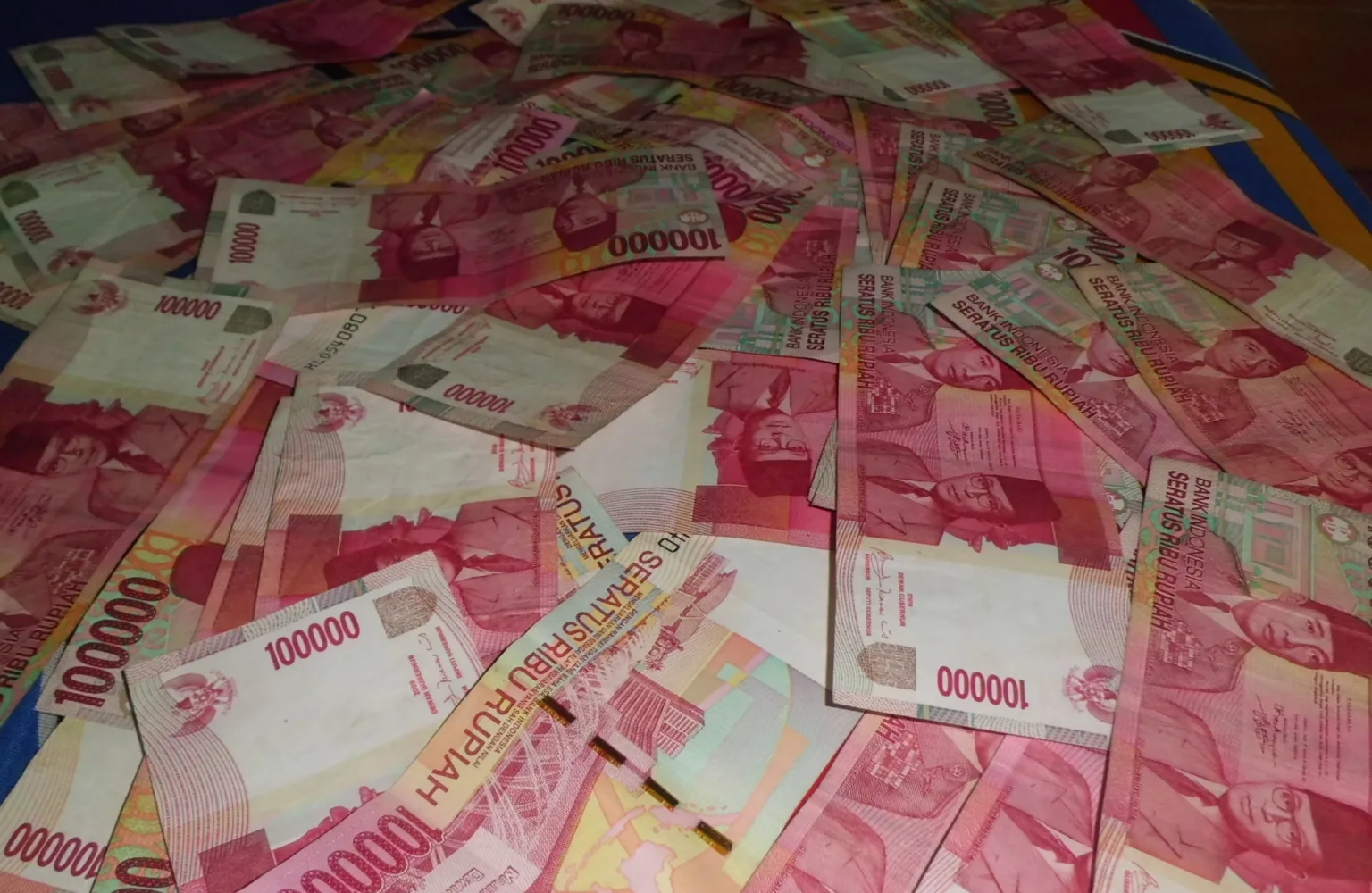KPK Bongkar Brankas Bupati Sukoharjo Etik Suryani, Berisi Gepokan Duit Miliaran dan Emas 2,5 Kg