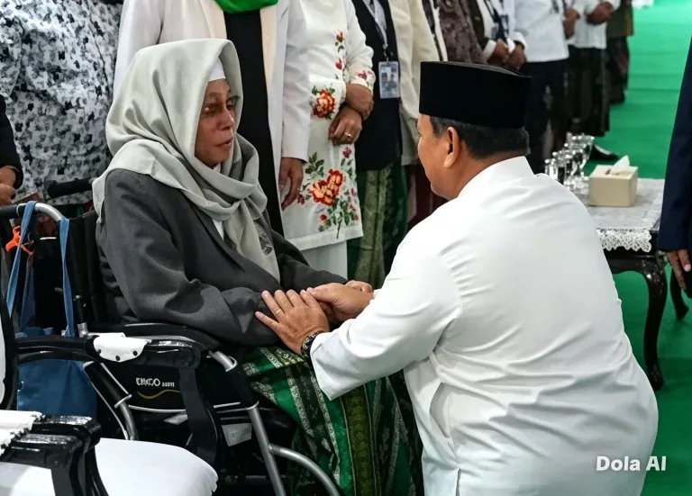 Prabowo Sungkem kepada Pengasuh Ponpes Al-Falah Ploso di Muktamar NU ke-35