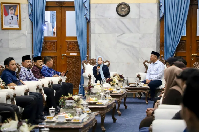 Bupati Serang Ratu Zakiyah Lepas 20 Peserta Pendidikan Kaligrafi ke Lemka Sukabum