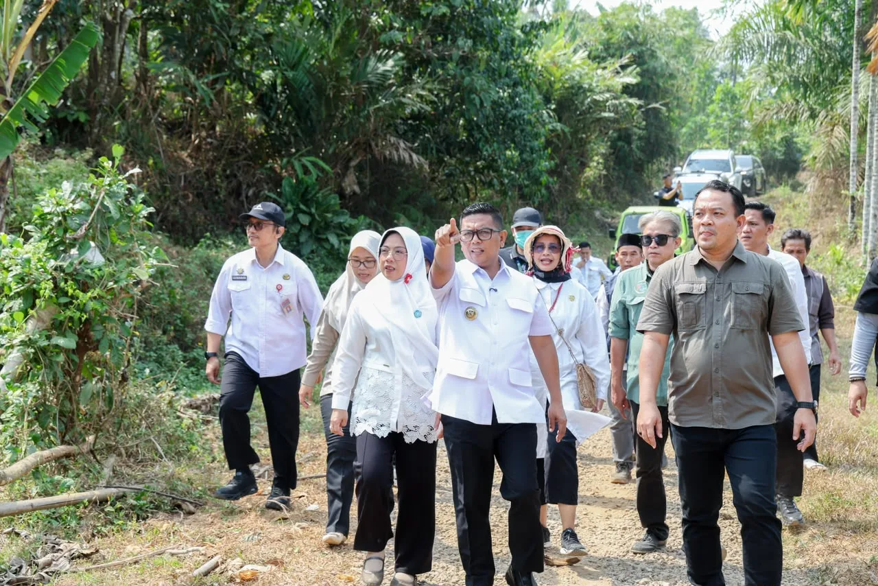 Dengar Keluhan Warga, Gubernur Banten Andra Soni Bangun Jalan Kampung Buluh Pandeglang