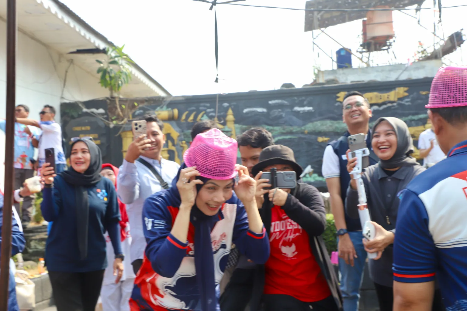 Perkuat Persaudaraan, Bupati Serang Ratu Zakiyah Ramaikan Perlombaan HUT ke 81 RI