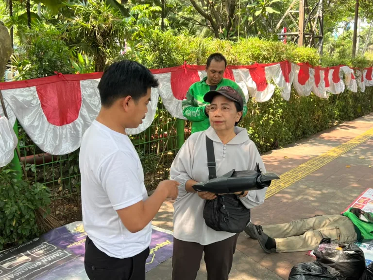 Semarak HUT RI ke-81, Pedagang Asongan dan PKL Palmerah Bagikan Kantong Sampah demi Jaga Kebersihan Kawasan DPR