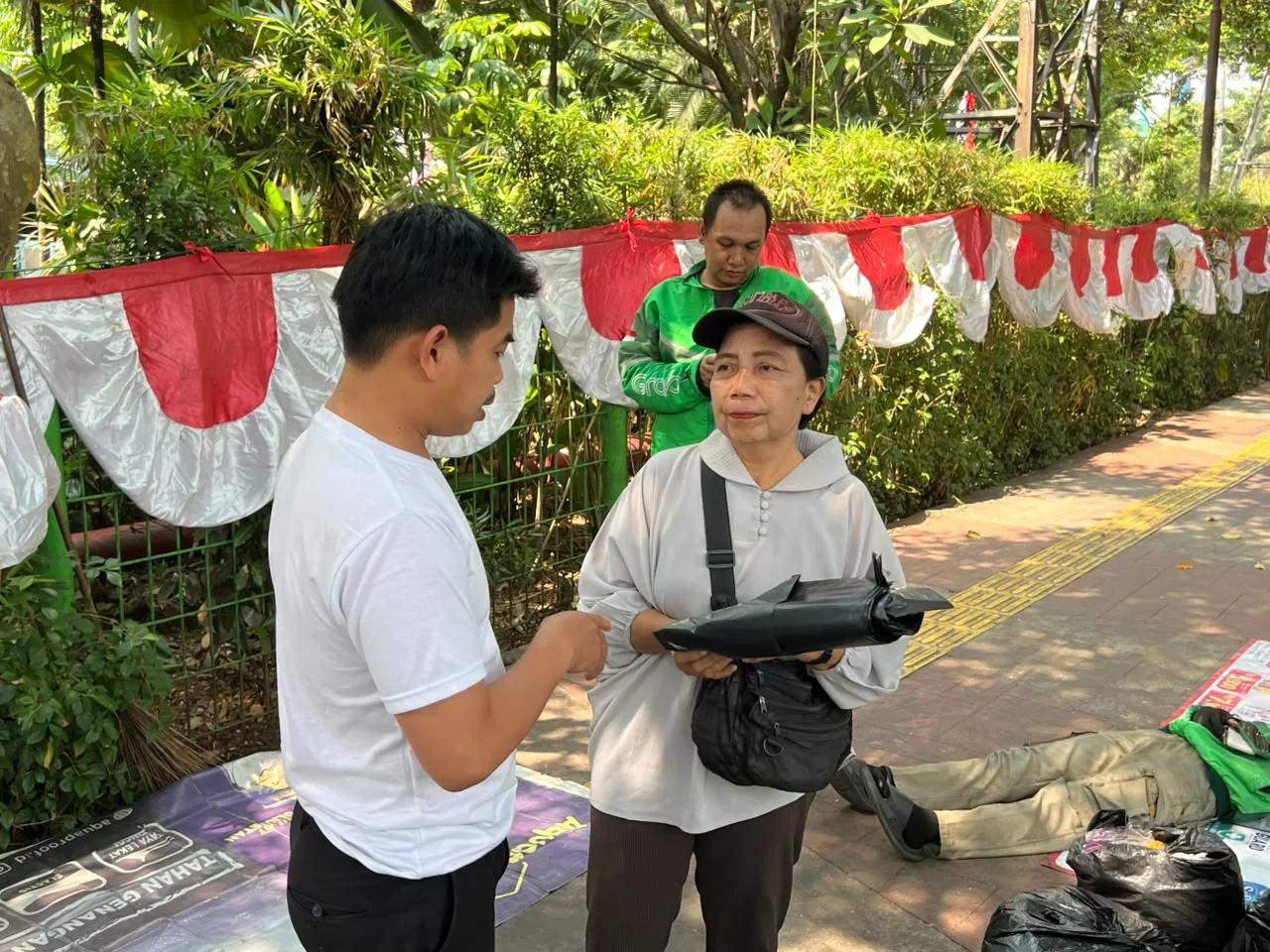 Semarak HUT RI ke-81, Pedagang Asongan dan PKL Palmerah Bagikan Kantong Sampah demi Jaga Kebersihan Kawasan DPR