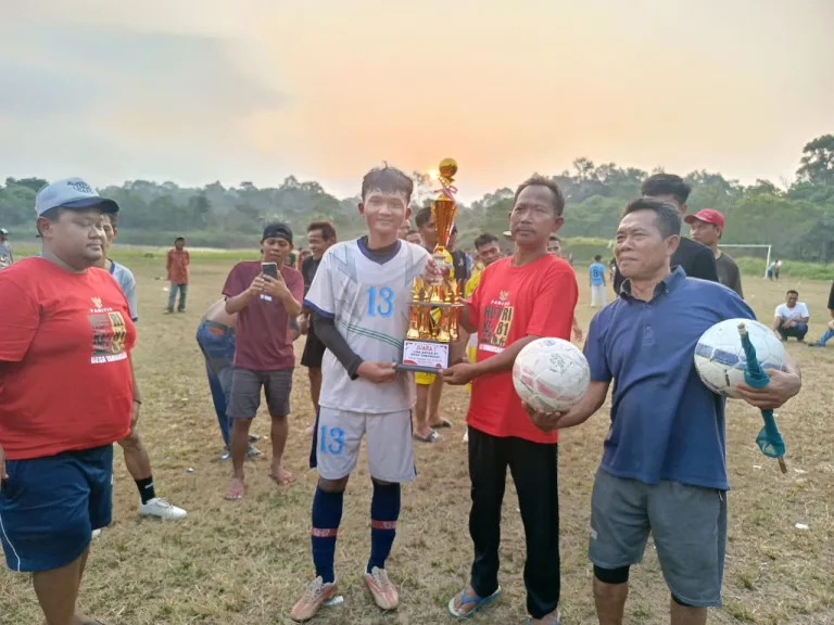 RT 06 Sabet Gelar Juara Turnamen Antar-RT Desa Taman Sari Lewat Drama Adu Penalti