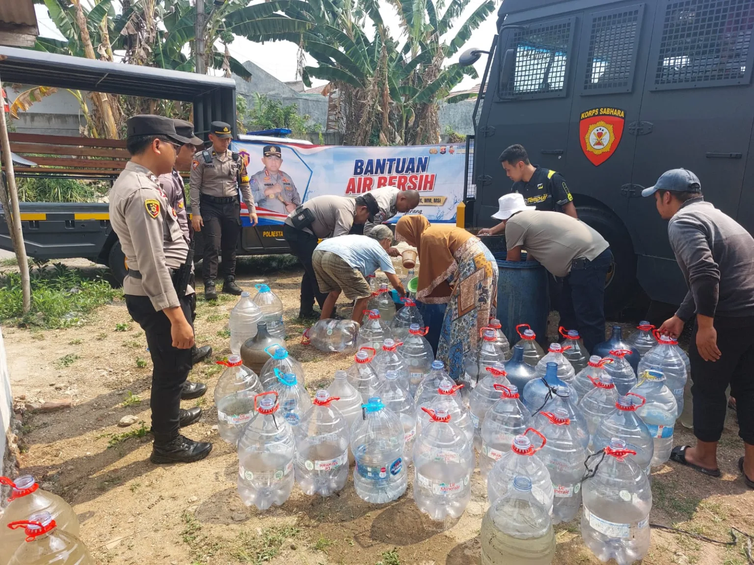 Peduli Warga Terdampak Kekeringan, Polda Banten Distribusikan 6.500 Liter Air Bersih di Tigaraksa