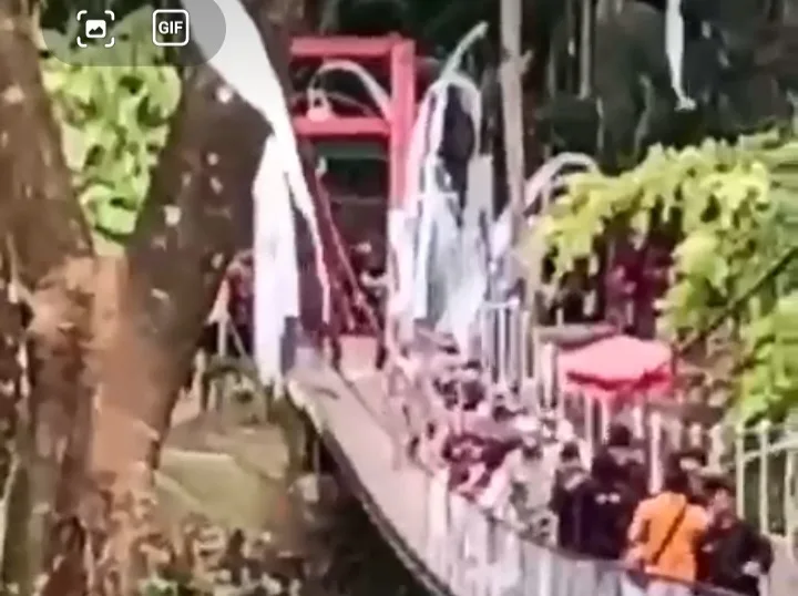 Jembatan Gantung di Pangandaran Ambruk Usai Diresmikan, Puluhan Orang Terjatuh