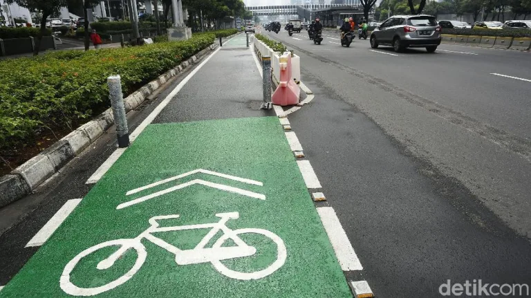 Evaluasi Jalur Sepeda Jakarta: Warga Desak Penghapusan demi Urai Macet