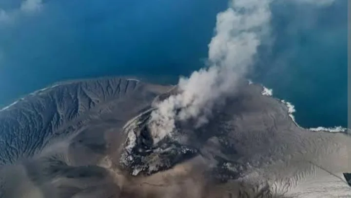 Anak Krakatau Masih Siaga, Erupsi Menerus Reda tetapi Ancaman Letusan Belum Usai
