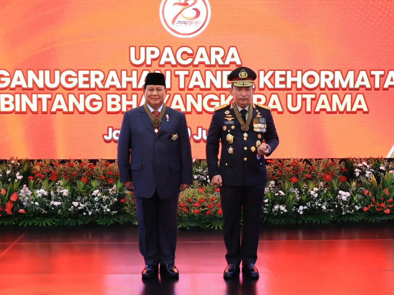 Menhan Prabowo Subianto Terima Penghargaan Tanda Kehormatan Bintang Bhayangkara Utama Polri