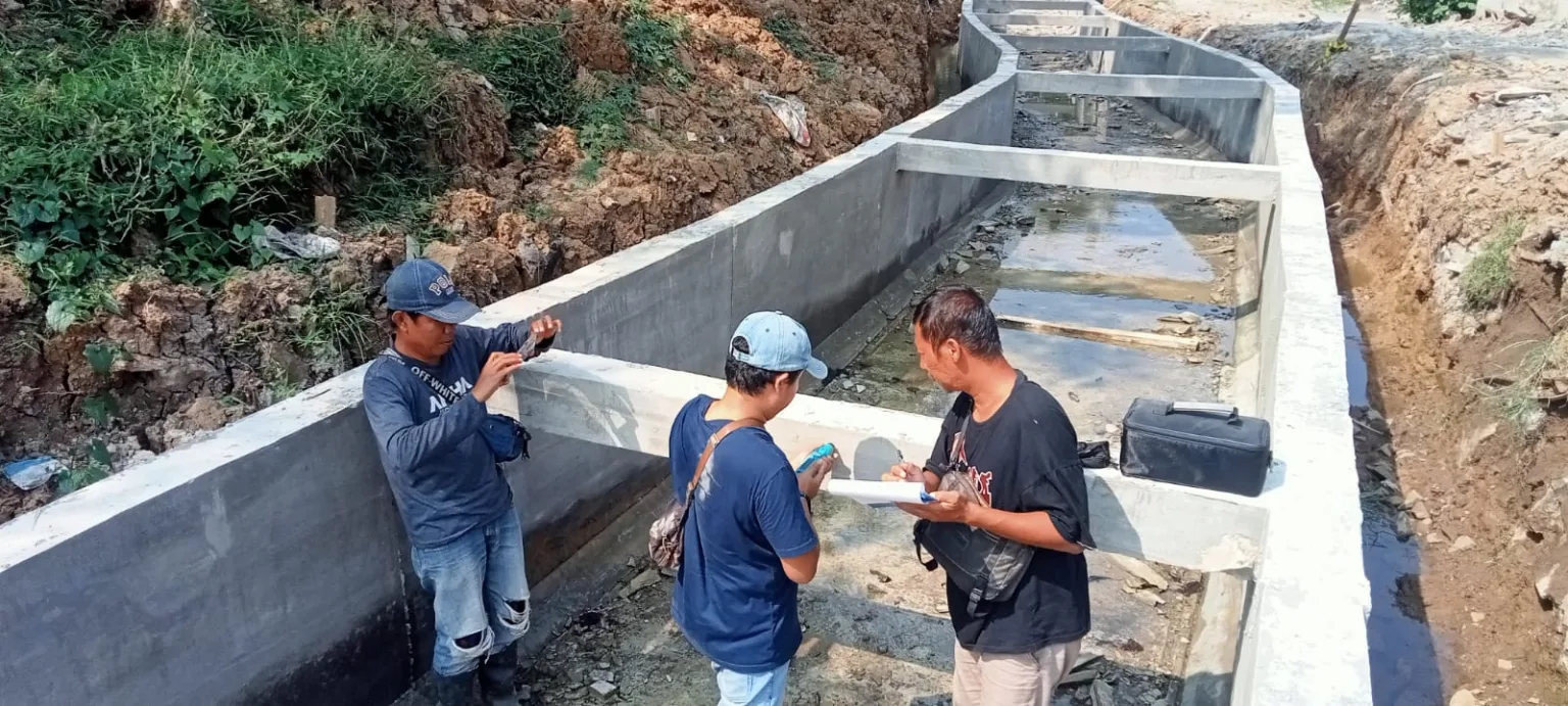 Proyek Irigasi Cibinuangeun: GAMMA Minta Pengecekan, DPUPR Banten Pun Tanggapi Tampak proyek pembangunan DI Cibinuangeun di Kecamatan Malingping yang sedang dalam proses pengerjaan, Selasa (27/8).