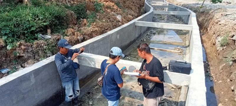Proyek Irigasi Cibinuangeun: GAMMA Minta Pengecekan, DPUPR Banten Pun Tanggapi Tampak proyek pembangunan DI Cibinuangeun di Kecamatan Malingping yang sedang dalam proses pengerjaan, Selasa (27/8).