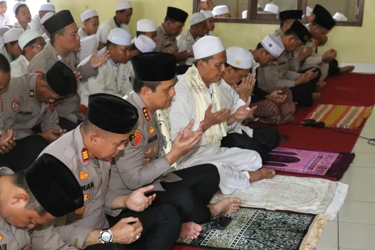 Wakapolda Banten Laksanakan Shalat Jumat di Mesjid Abdul Razak, Ingatkan Rukun dengan Tetangga Jelang Pilkada