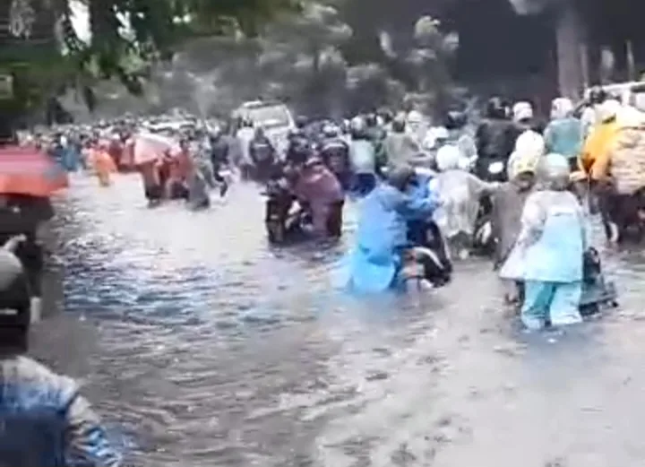 Pasca Banjir di Tegal Alur, Pengungsi Terus Bertambah