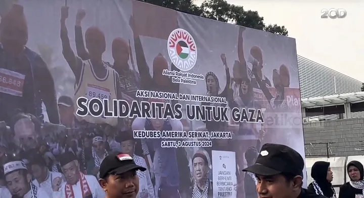 Ribuan Massa Beraksi Solidaritas untuk Gaza di Depan Kedubes AS