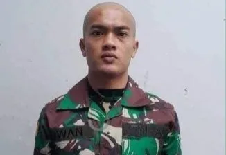 Sebelum Dibunuh, Korban Sempat Dipinjamkan Baju TNI yang Telah Dibordir Nama Korban Foto Iwan Sutrisman Telaumbanua, Korban Pembuhan (sumber foto: editing dari tribunnews.com)