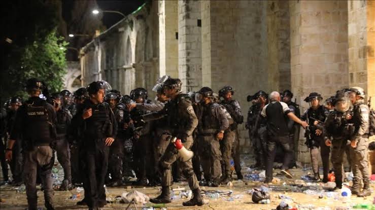 Polisi Israel Tembakan Gas Air Mata saat Sholat Subuh di Masjid Al Aqsa