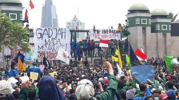 Ratusan Mahasiswa Geruduk Gedung DPR RI