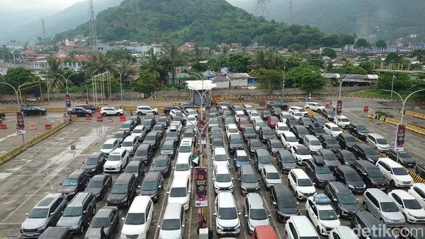 Kemacetan Parah di Pelabuhan Merak Picu Keluhan Pemudik, Macet Sampai 17 jam