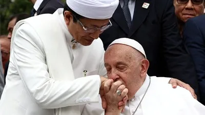 Imam Masjid Istiqlal Nasaruddin Umar Istiqlal Kecup Kening Paus Fransiskus, Dibalas Paus Cium Tangannya